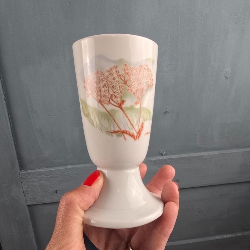 Mazagrans en porcelaine vintage L’Hirondelle Ombellia, tenue en main