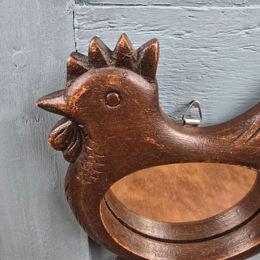 Miroir mural vintage en bois sculpté – Forme poule rustique, zoom sur la tête