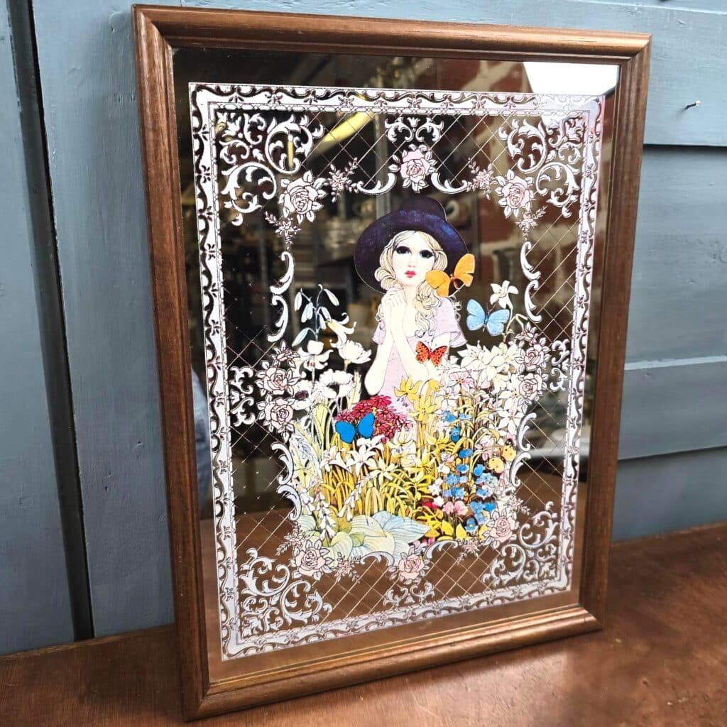 Miroir sérigraphié vintage jeune fille fleurs & papillons, vue de trois-quart