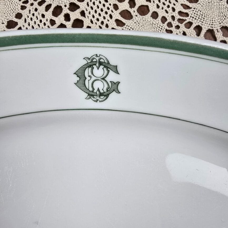 Plat ovale ancien Mehun France – Porcelaine blanche liseré vert, zoom sur le motif