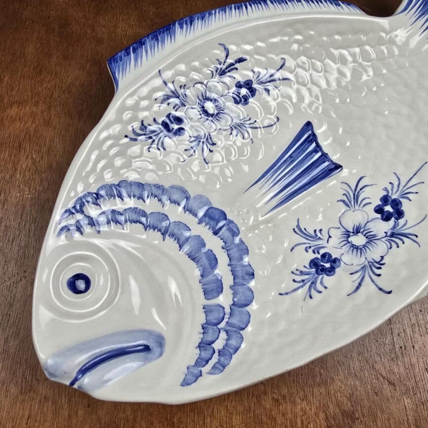 Grand plat poisson vintage Portugal en céramique bleu cobalt, détail de la tête du poisson