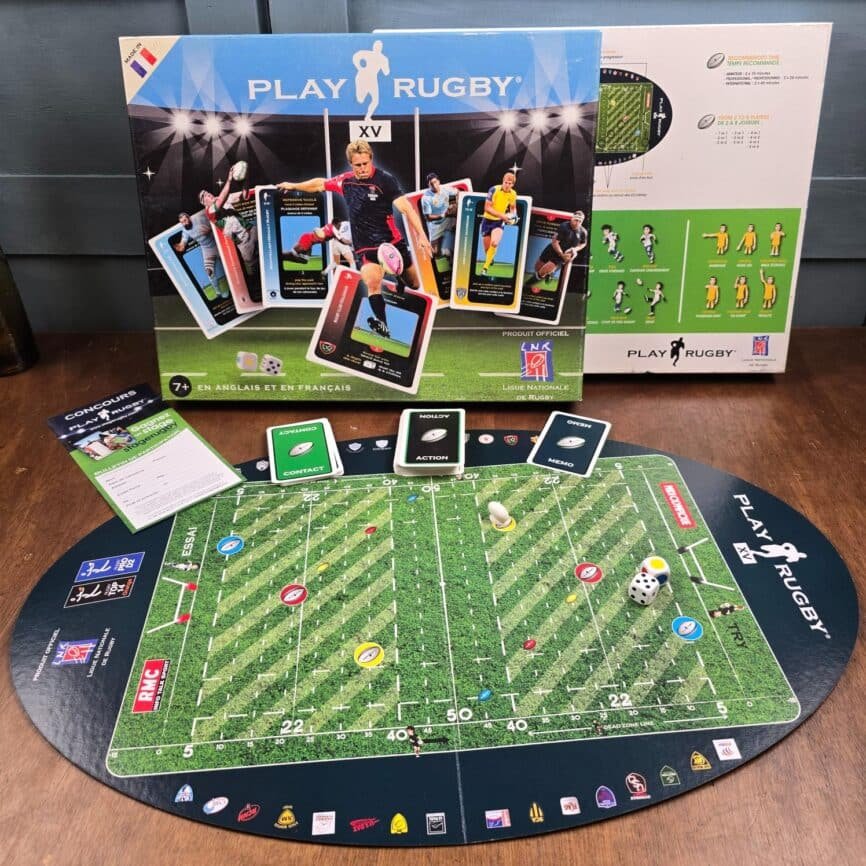 Jeu de société Play Rugby XV, Jeu officiel LNR bilingue complet, posé sur une table en bois