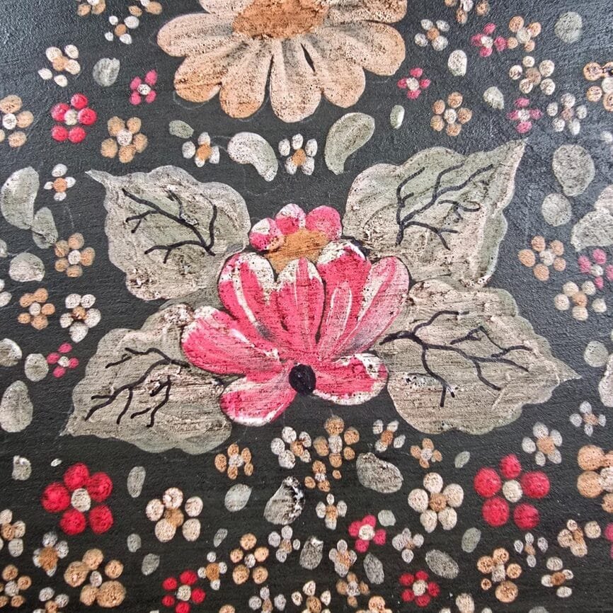 Porte-courrier et porte-clés mural ancien en bois peint floral vintage, vue rapprochée de la fleur dessinée à la main