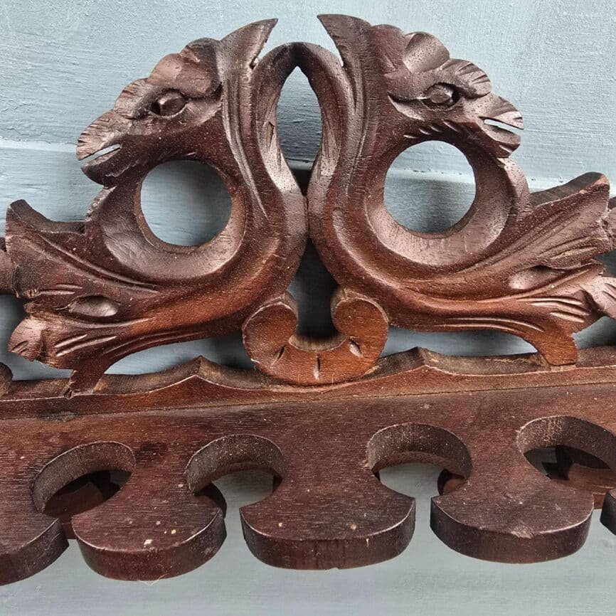 porte pipes mural bois rustique ancien vintage, zoom sur le bois sculpté
