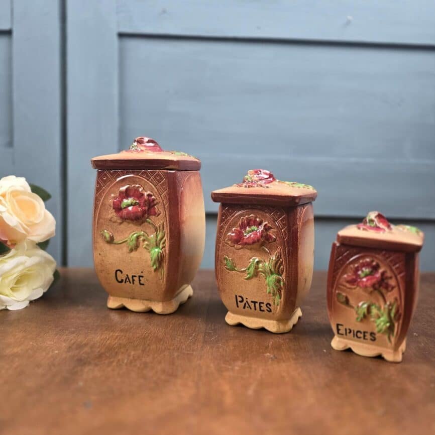 Lot de 3 pots anciens en barbotine fleurie – Café Pâtes Épices, ambiance vintage