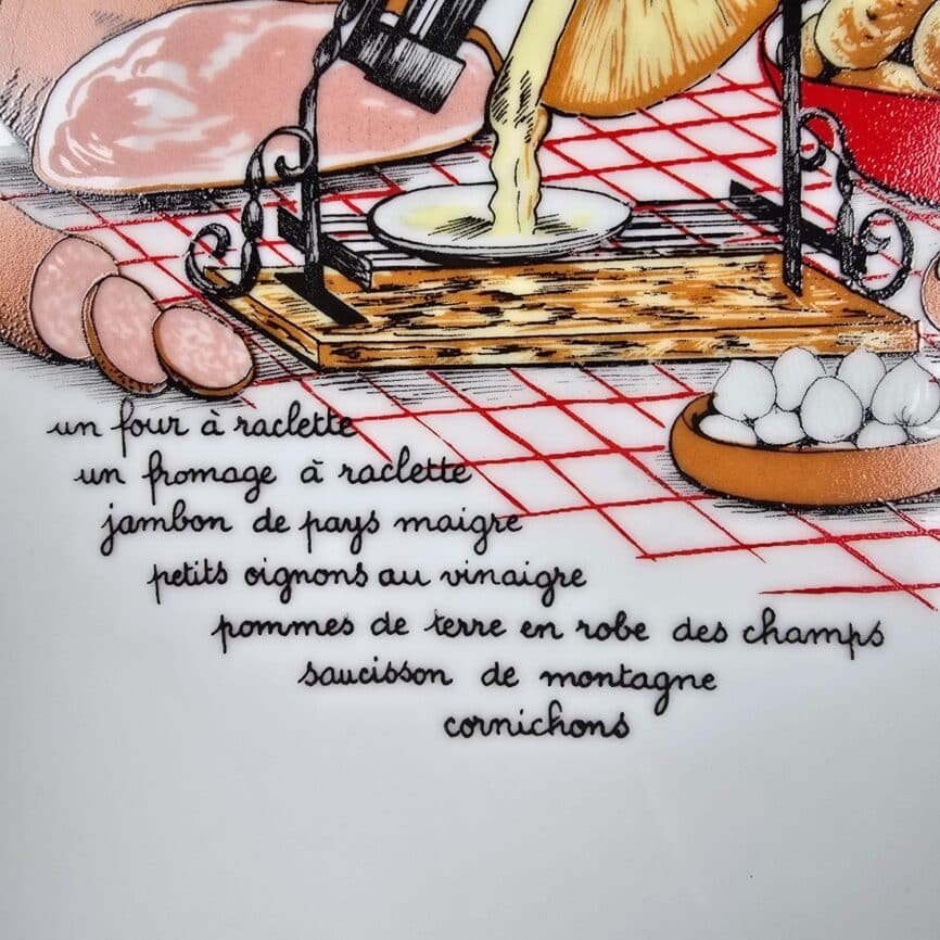 Service à raclette vintage L’Hirondelle – 8 pièces porcelaine, zoom sur le décor : recette, charcuterie et fromage