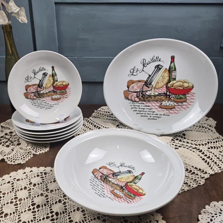 Service à raclette vintage L’Hirondelle – 8 pièces porcelaine, posée sur table en bois et napperons