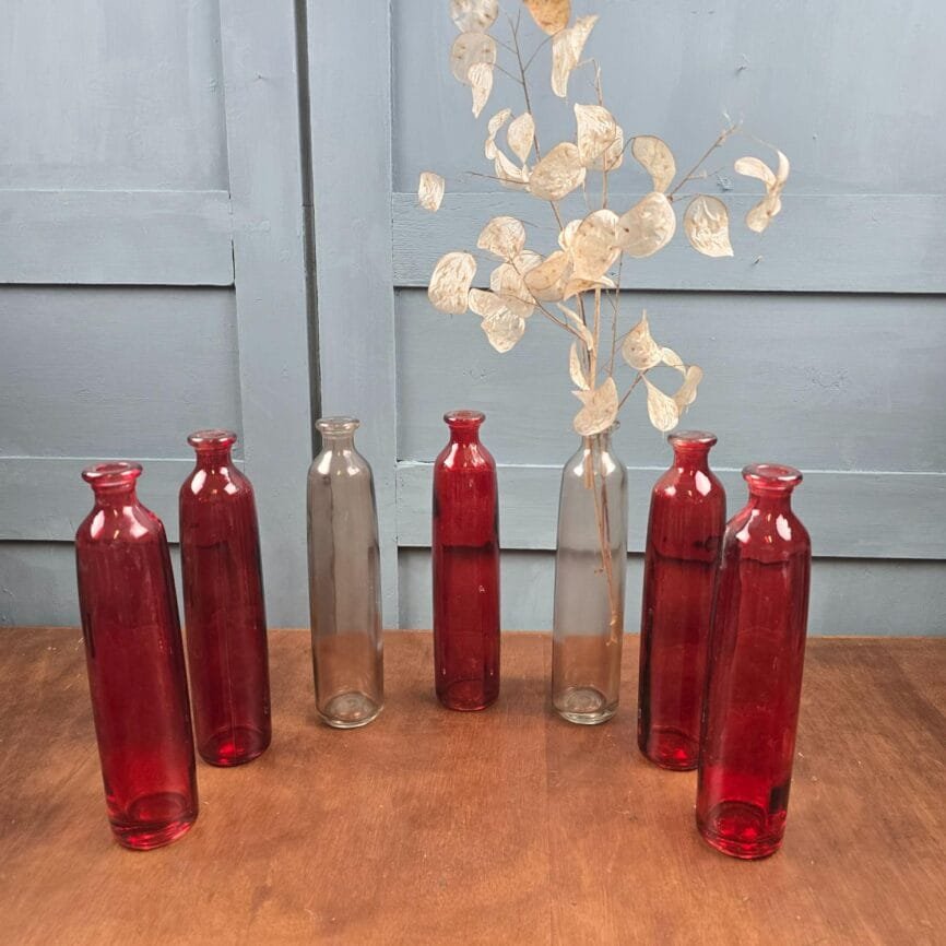 Soliflore forme bouteille en verre coloré – Vase déco minimaliste à l’unité, couleur au choix : rouge ou ambré sur table en bois
