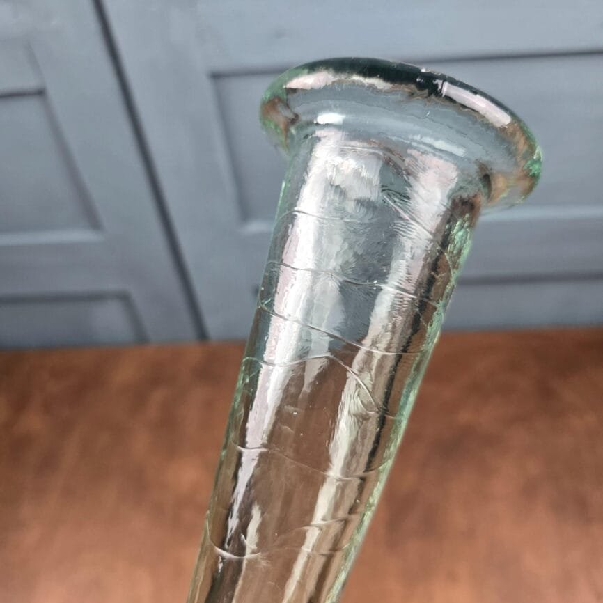 Grand soliflore vintage en verre nervuré – Vase transparent, zoom sur les nervures
