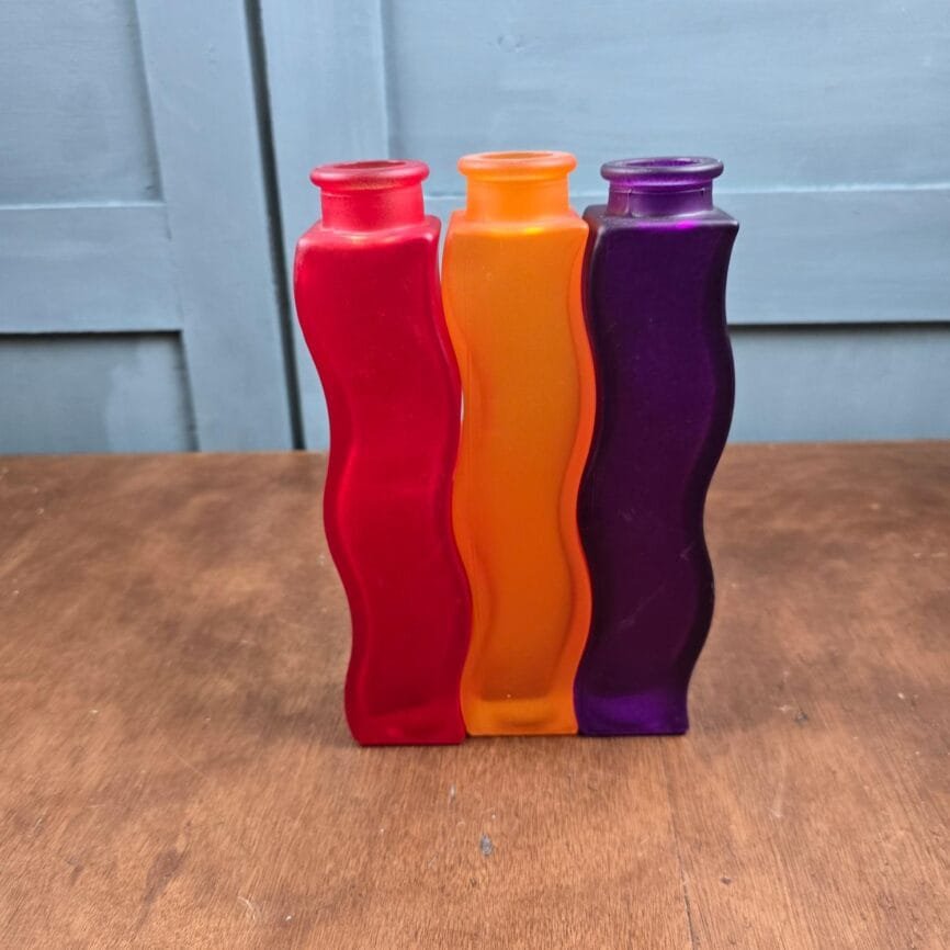 Soliflore IKEA Skamt vintage ondulé en verre givré coloré – Design années 2000, exemple de composition rouge, orange et violet