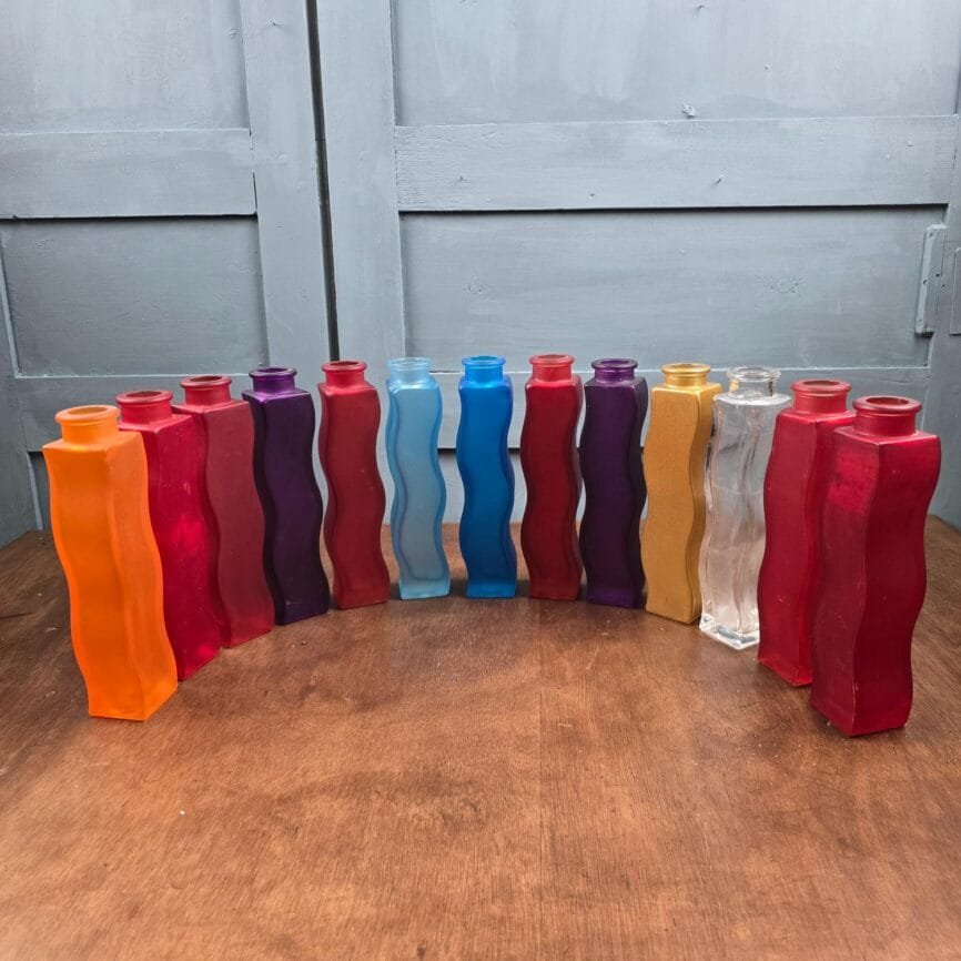 Soliflore IKEA Skamt vintage ondulé en verre givré coloré – Design années 2000, sur table en bois