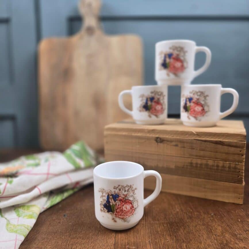 tasses arcopal vintage romantique cafe, ambiance vintage au fond flouté