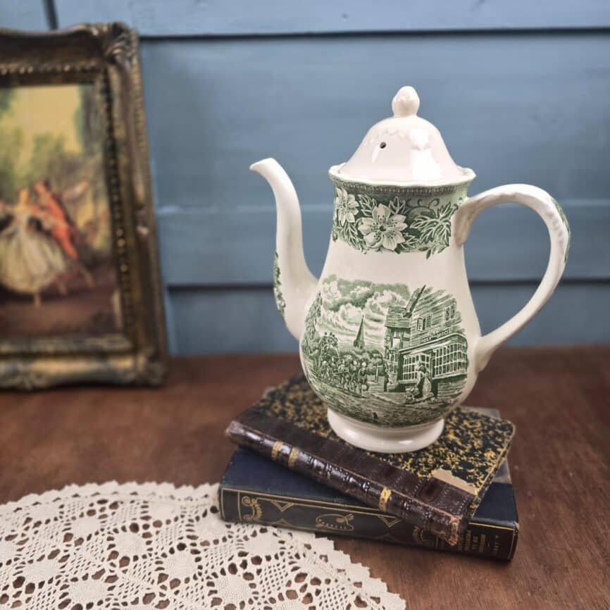 Théière anglaise vintage Royal Tudor Ware Coaching Taverns posé sur des livres
