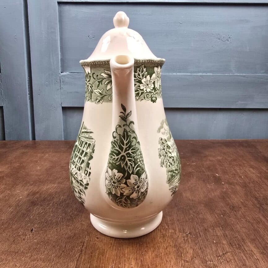 Théière anglaise vintage Royal Tudor Ware Coaching Taverns vue du bec verseur