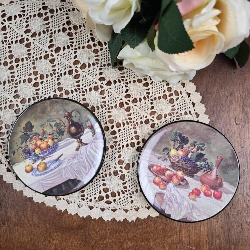 Lot de 2 assiettes décoratives CERAPLAT Espagne – Natures mortes sur table en bois