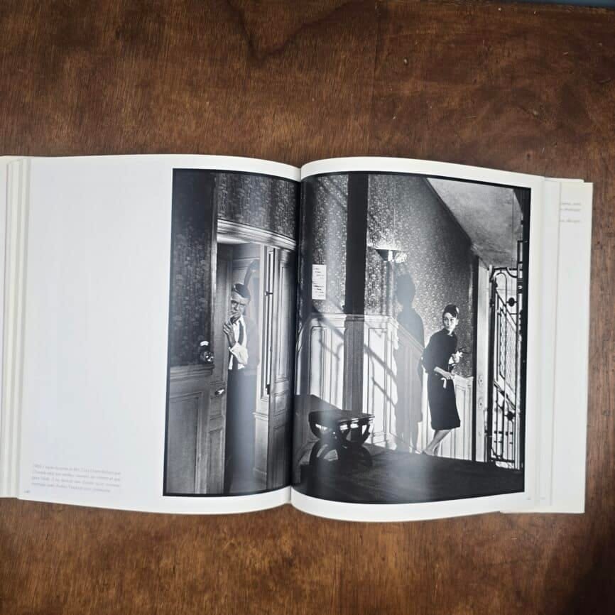 Audrey Hepburn Irrésistible 2012 – Beau livre photos cinéma Chêne, exemple d'une grande photographie sur double page