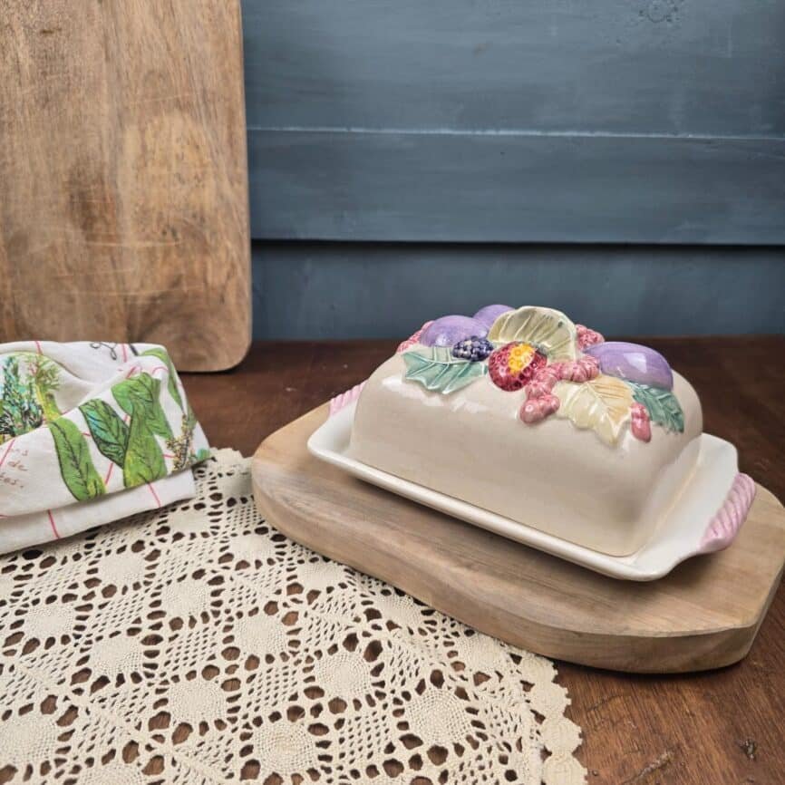 Beurrier ancien en barbotine fruits en relief – Céramique vintage colorée
