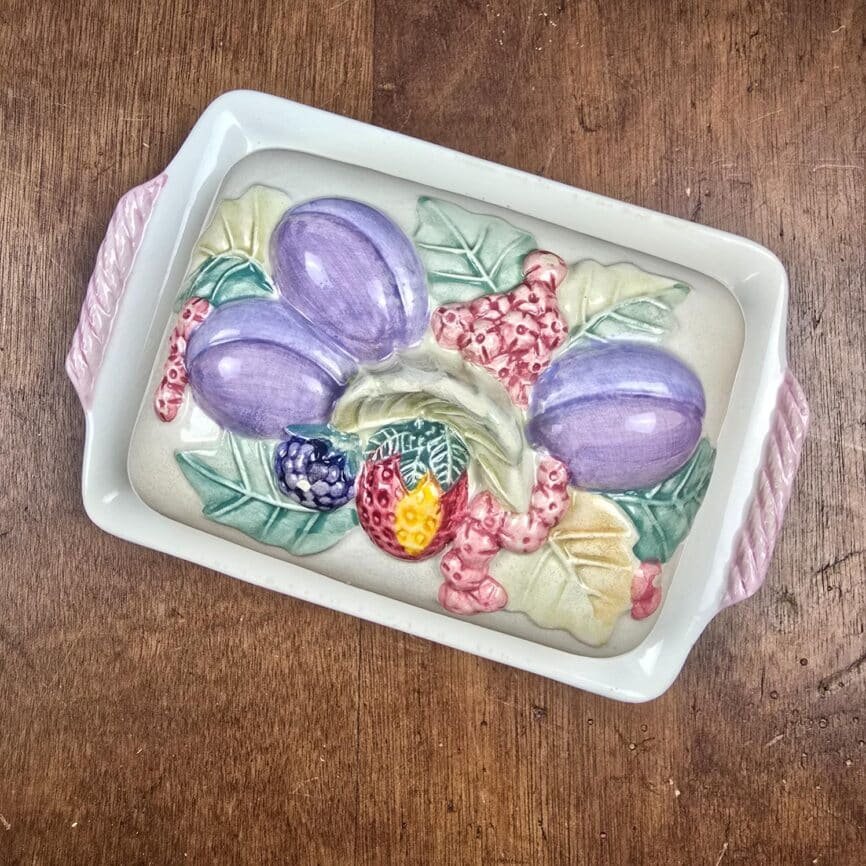Beurrier ancien en barbotine fruits en relief vue de dessus