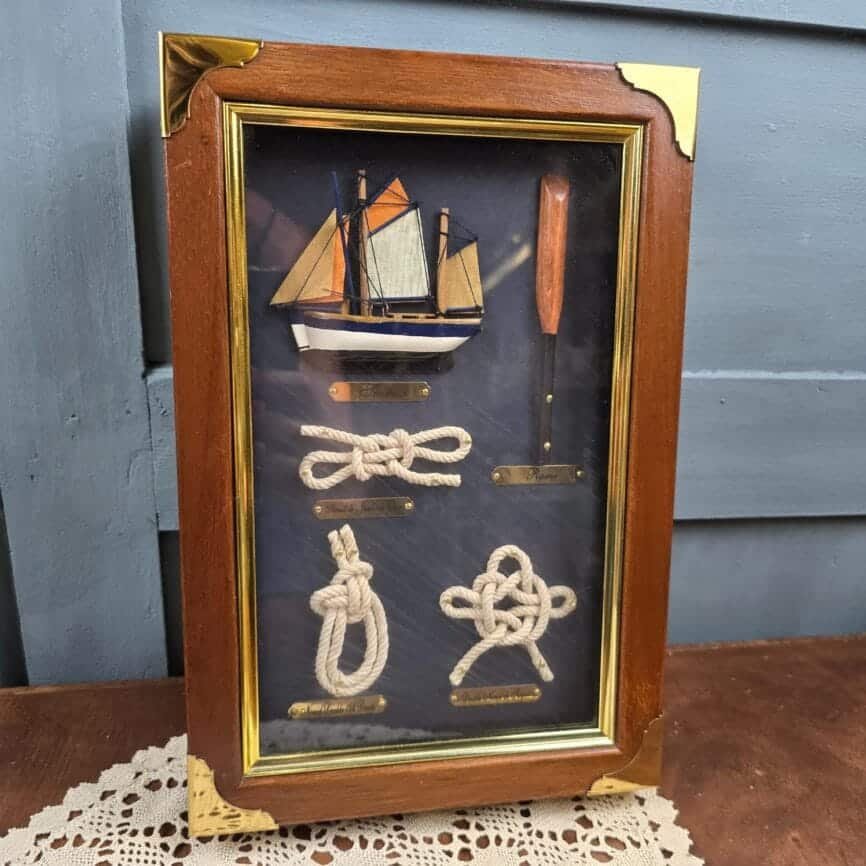 Boîte à clés marine vintage sous verre – Nœuds marins et voilier décoratif, ambiance vintage