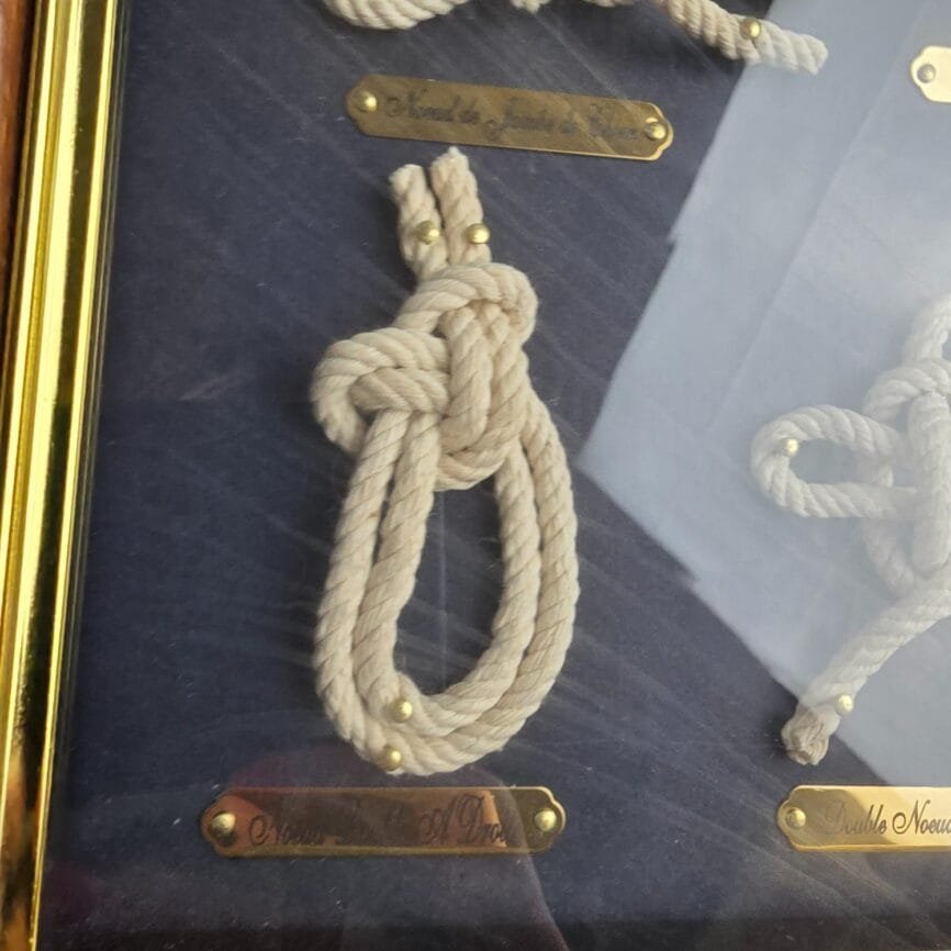 Boîte à clés marine vintage sous verre – Nœuds marins et voilier décoratif, zoom sur un noeud