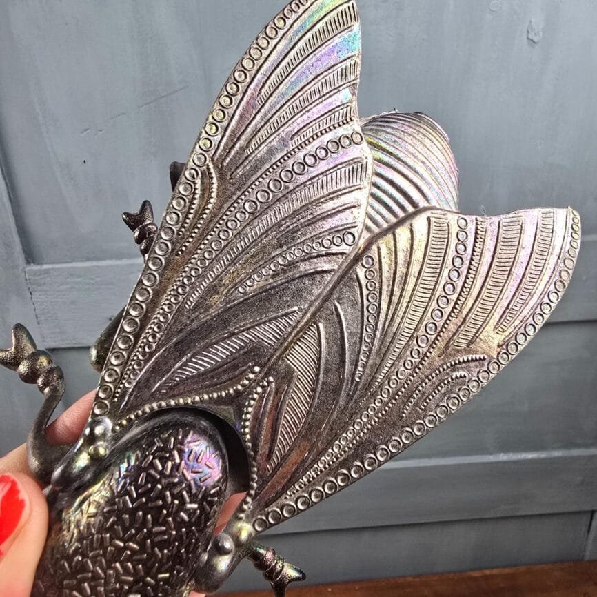 Mouche vintage ouvrante en métal irisé – Boîte décorative curiosité ou cendrier, zoom sur ls reflets irisés