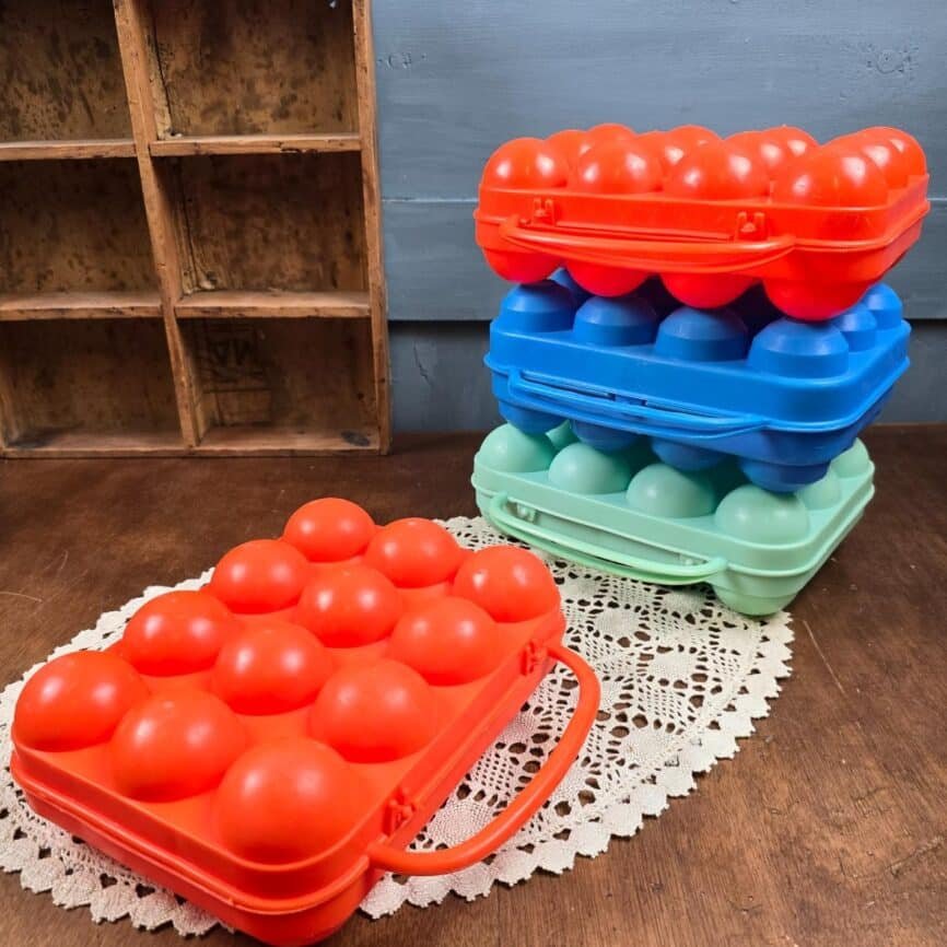 Boîte à œufs vintage plastique coloré, 12 œufs, empilées ambiance vintage