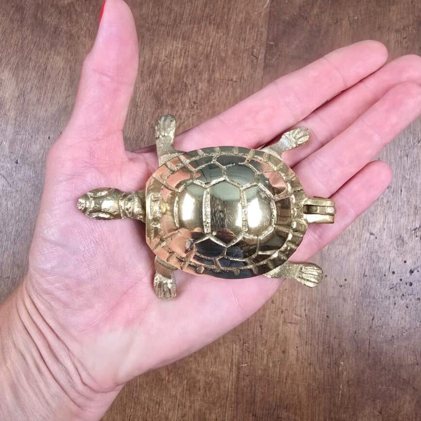 Boîte tortue zoomorphe en laiton – Petite boîte à bijoux ou boîte à secrets tenue en main