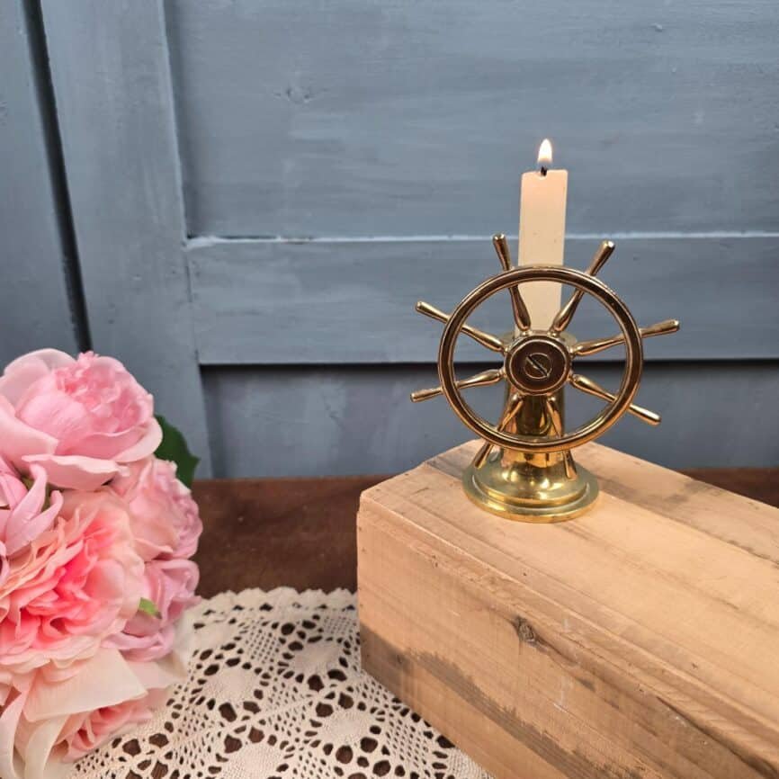 Bougeoir marin en laiton forme gouvernail – Chandelier nautique vintage, bougie allumée