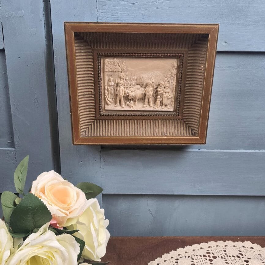 Cadre vintage bas-relief scène paysanne – Relief décoratif encadré ambiance vintage