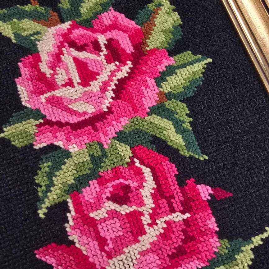 Cadre vintage canevas aux roses roses sur fond noir vue rapprochée des roses rose