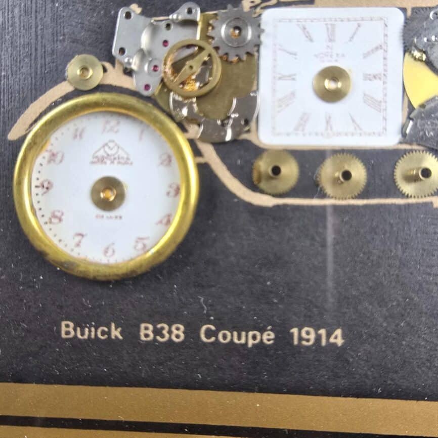 Cadre collage horloger Buick B38 Coupé 1914 vue rapprochée du nom de la voiture écrit en bas du cadre