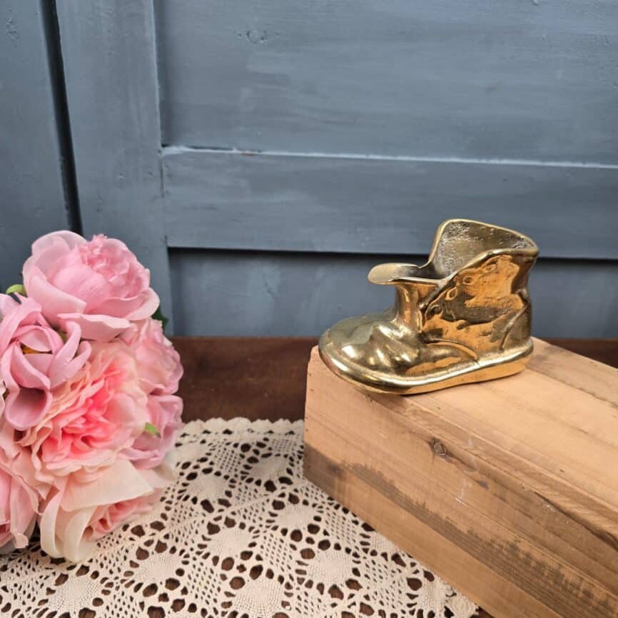 Chaussure vintage en laiton doré – ambiance vintage