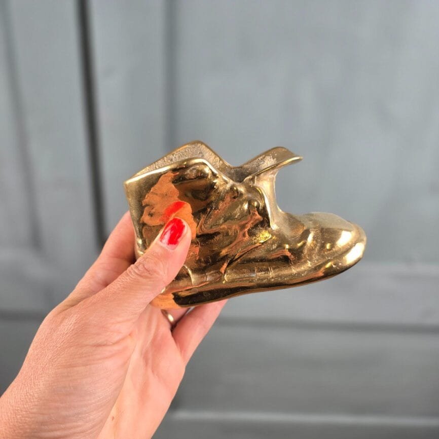 Chaussure vintage en laiton doré – tenu en main