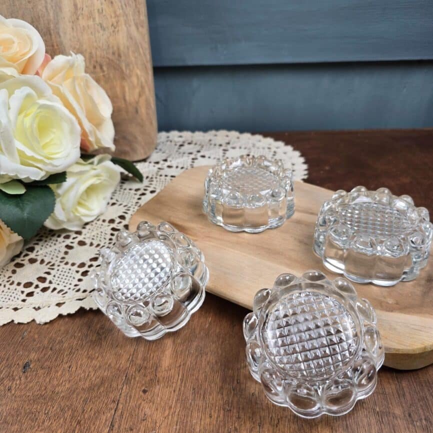 Lot de 4 dessous de pieds de piano ou meuble anciens en verre moulé, ambiance vintage