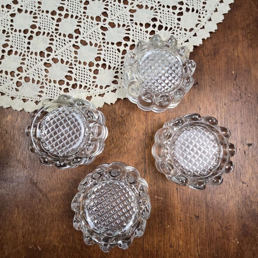 Lot de 4 dessous de pieds de piano ou meuble anciens en verre moulé, vue de dessus