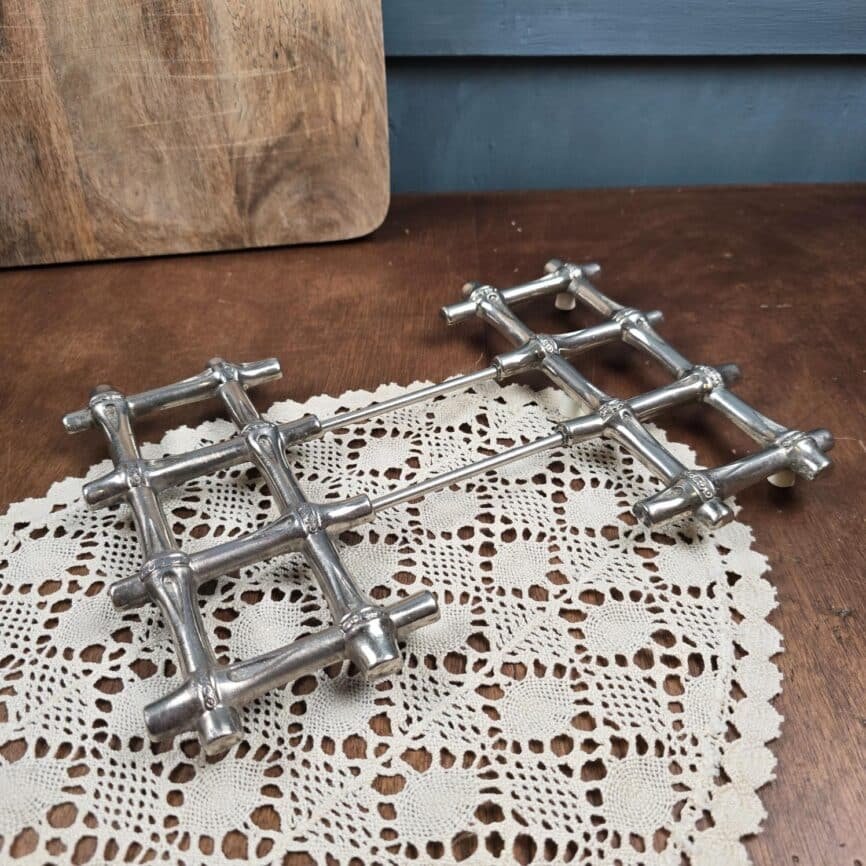 Dessous de plat extensible vintage en métal argenté – Trivet rétro modulable, grande largeur