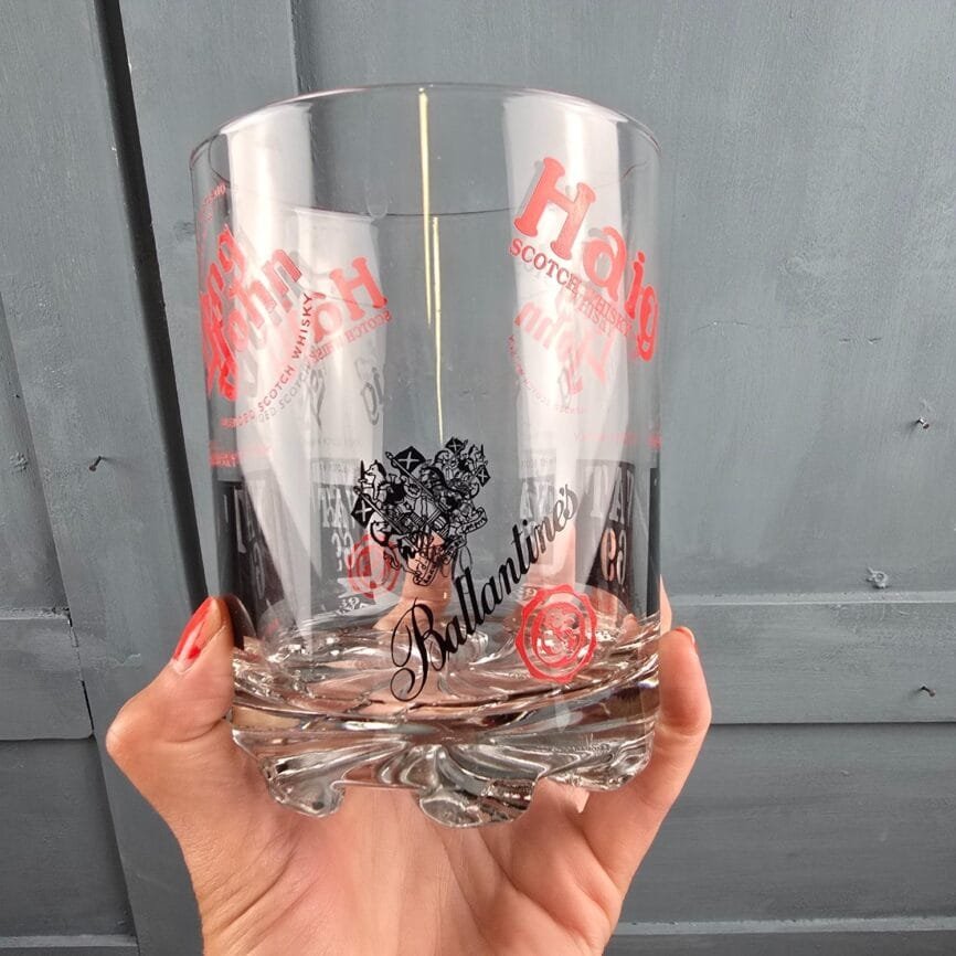 Grand verre à whisky vintage publicitaire Haig Long John Vat 69 tenue en main sur logo Ballantines
