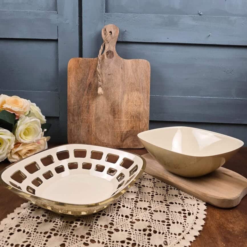 Ensemble Guzzini Corbeille ajourée & saladier vintage, Italie, corbeille ajourée et saladier sur table en bois, ambiance vintage