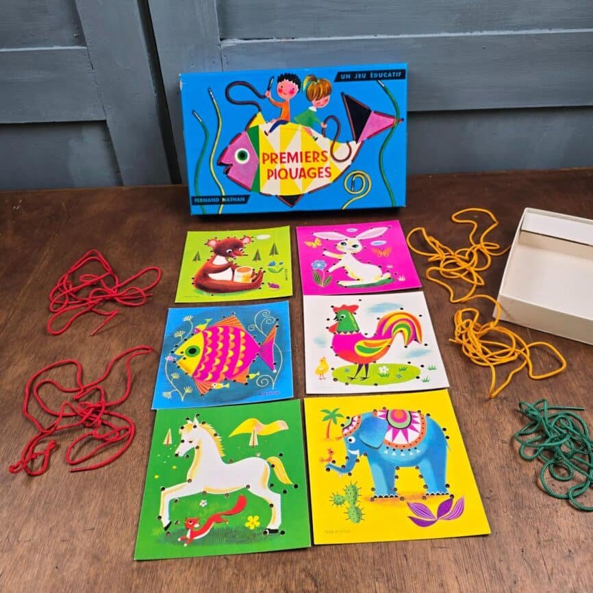 Jeu éducatif vintage Premiers Piquages Fernand Nathan, complet ouvert sur table en bois