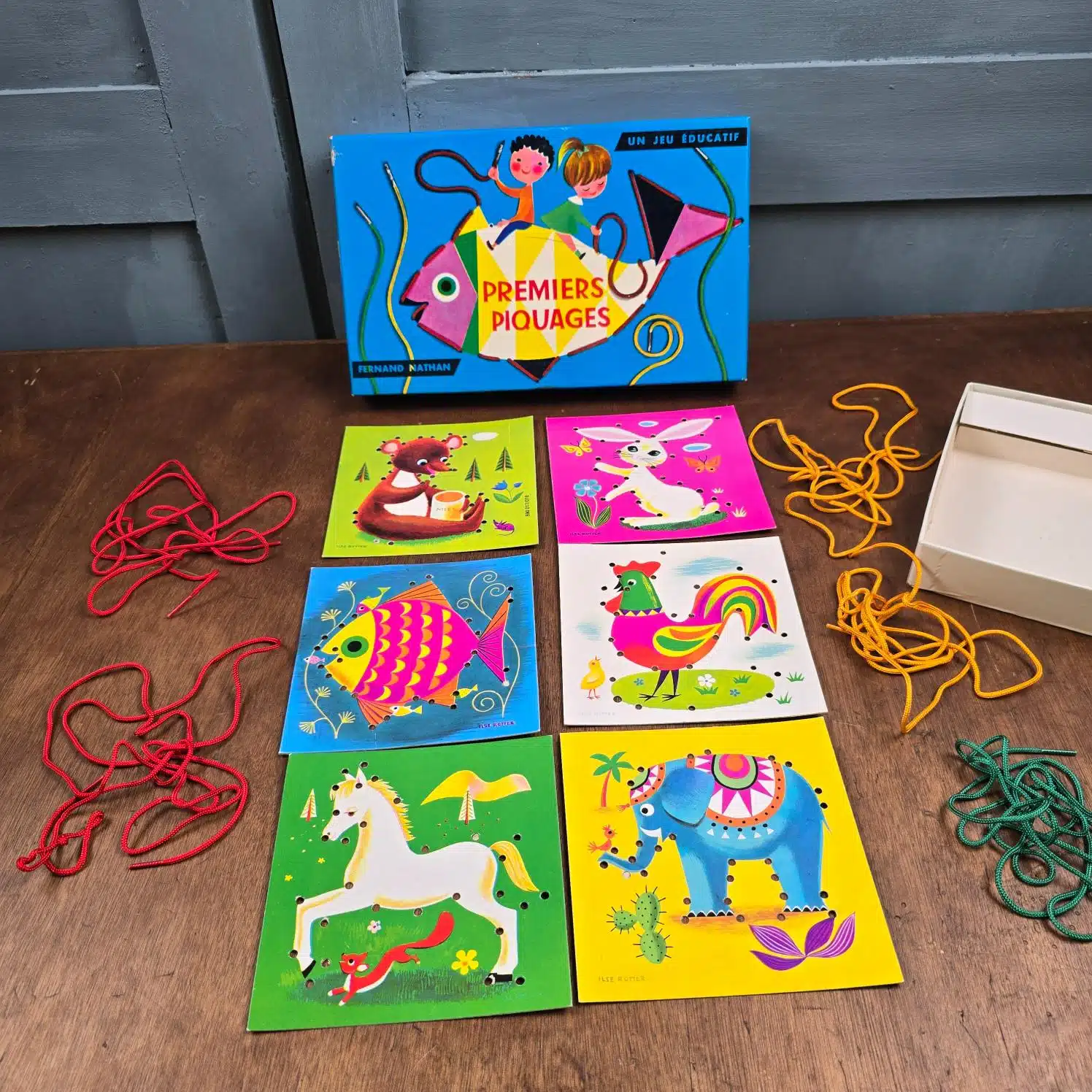 Jeu éducatif vintage Premiers Piquages Fernand Nathan, complet ouvert sur table en bois