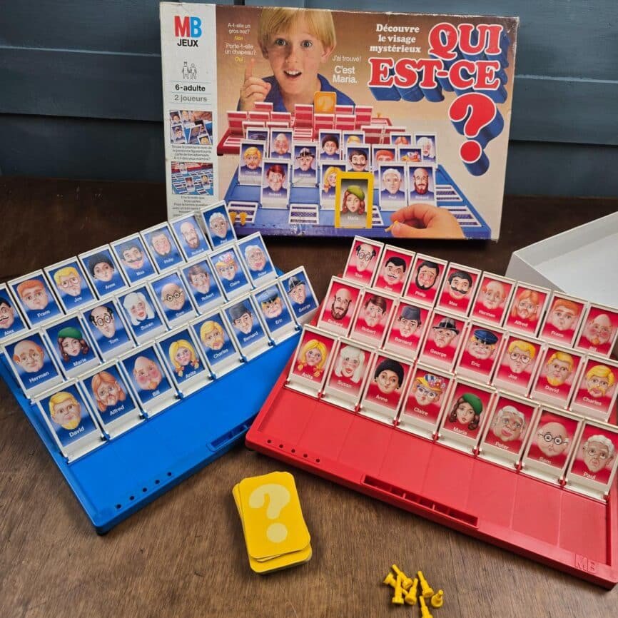 Jeu de société Qui est-ce ? MB Jeux 1987, complet ouvert sur table en bois