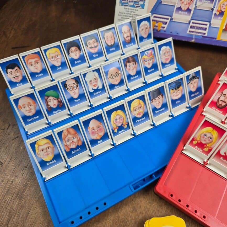 Jeu de société Qui est-ce ? MB Jeux 1987 complet, vue rapprochée du plateau bleu