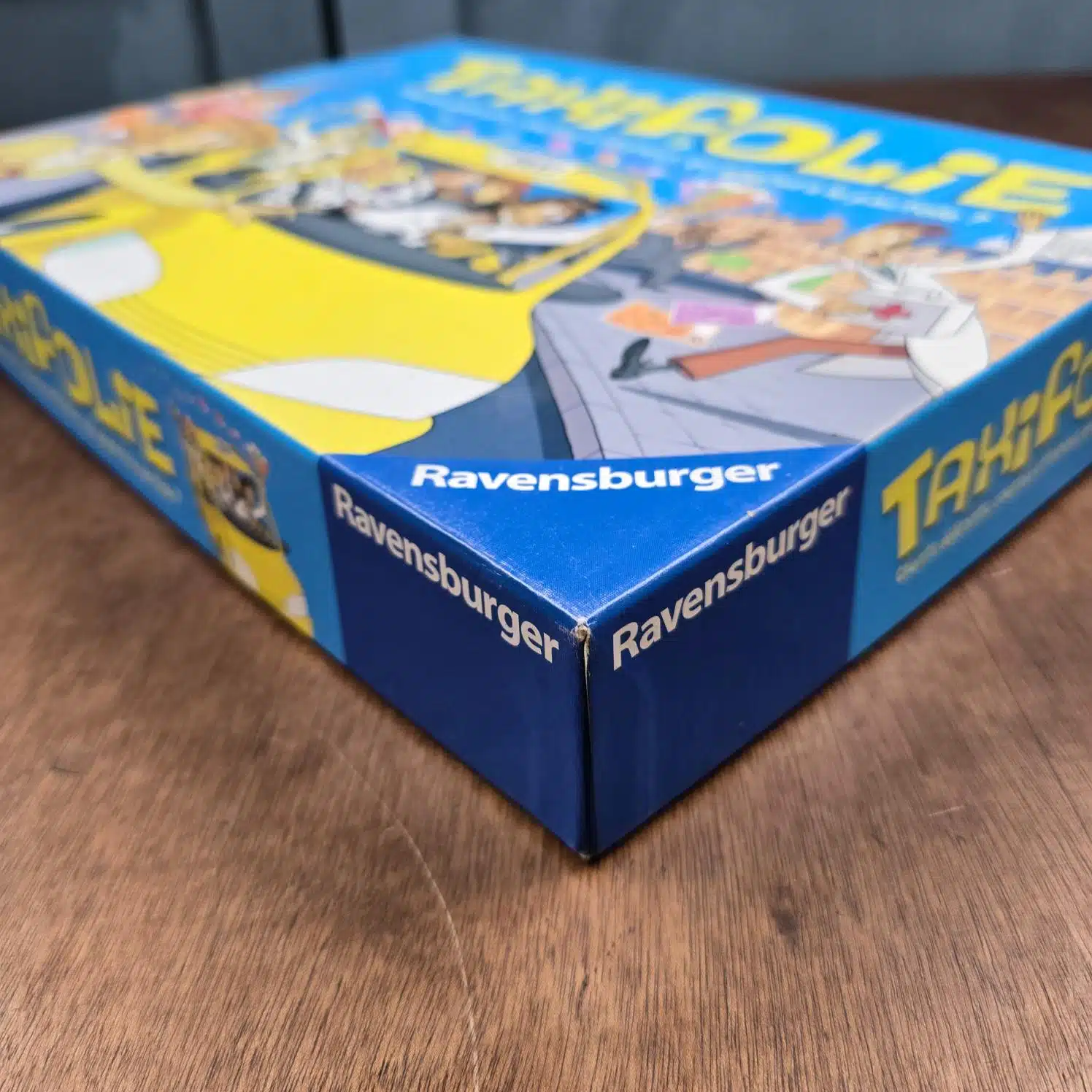 Jeu de société TaxiFolie Ravensburger 2006 vu du coin avec la marque Ravensburger