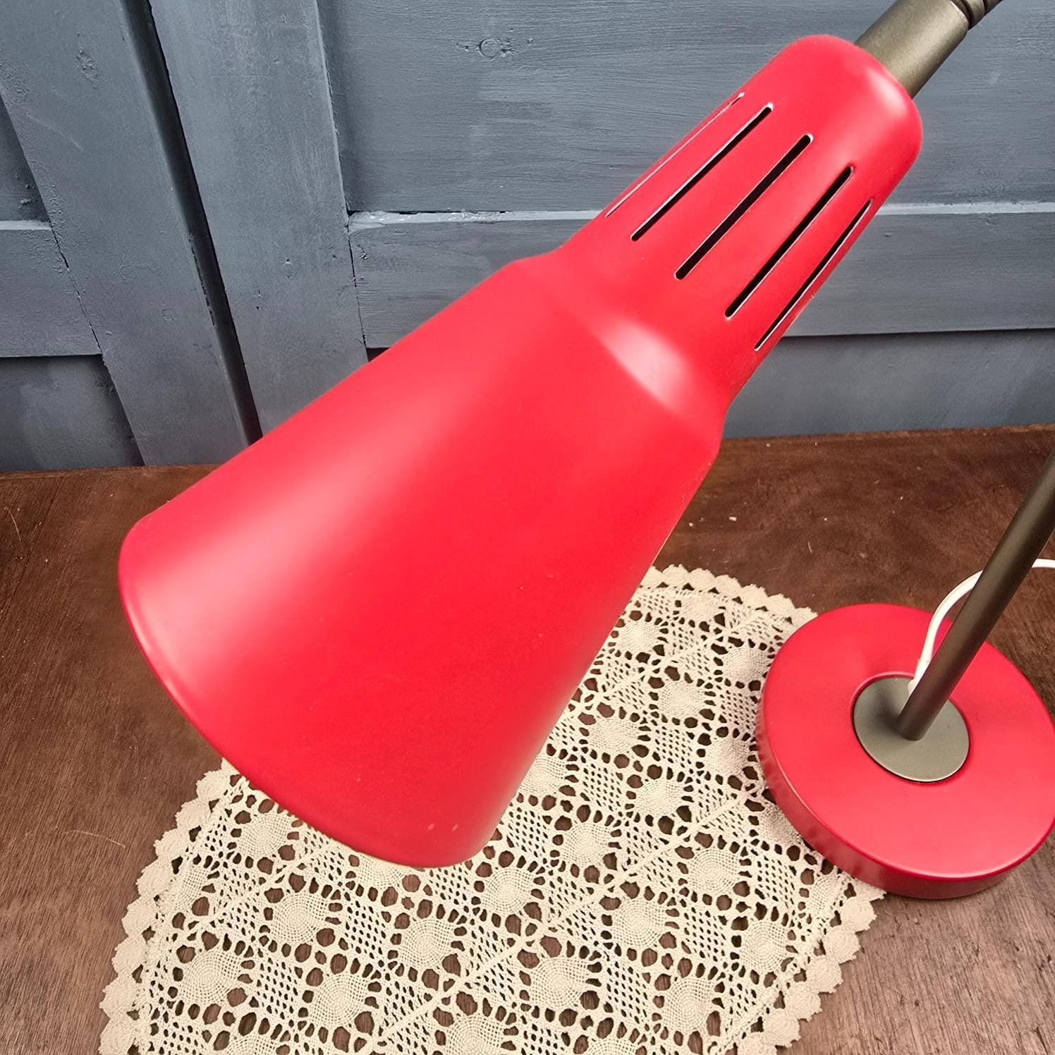Lampe de bureau IKEA Kvart rouge, design Hagberg, col de cygne