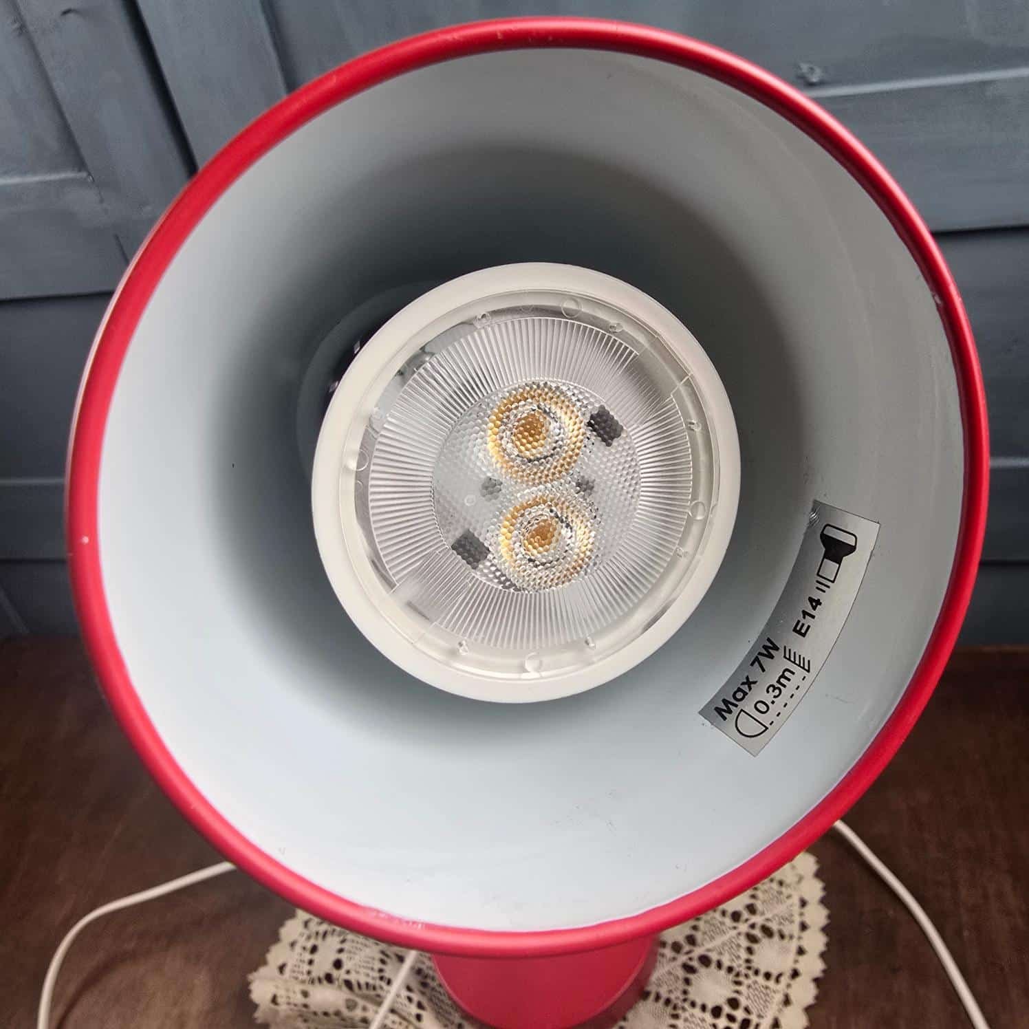 Lampe de bureau IKEA Kvart rouge, design Hagberg, vue de l'ampoule