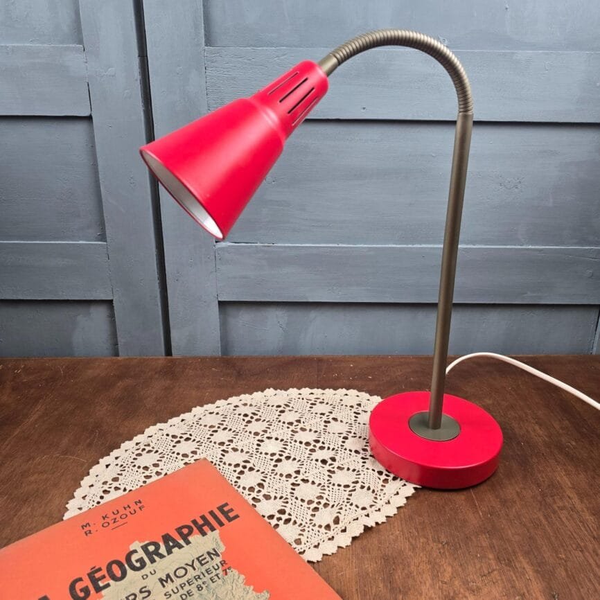 Lampe de bureau IKEA Kvart rouge, design Hagberg, ambiance vintage