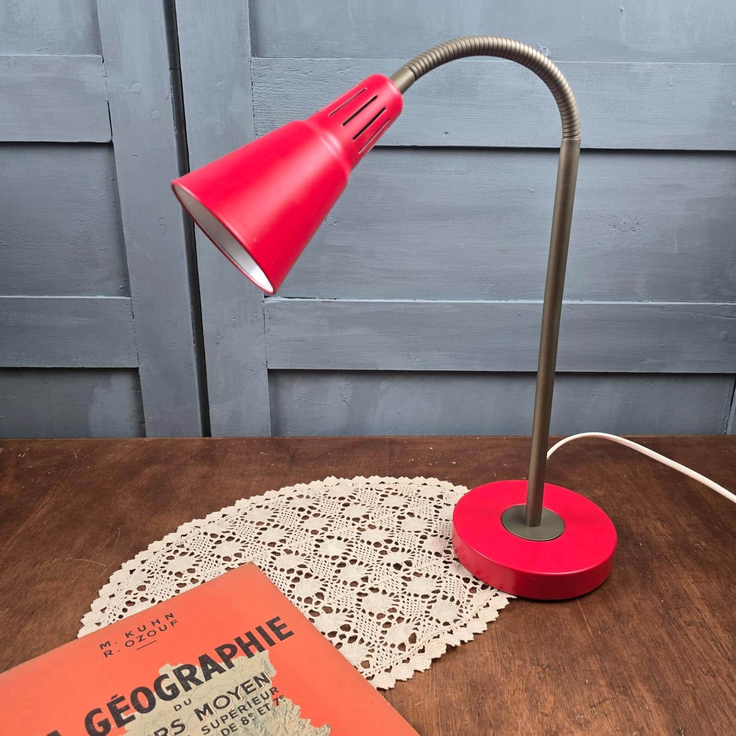 Lampe de bureau IKEA Kvart rouge, design Hagberg, ambiance vintage