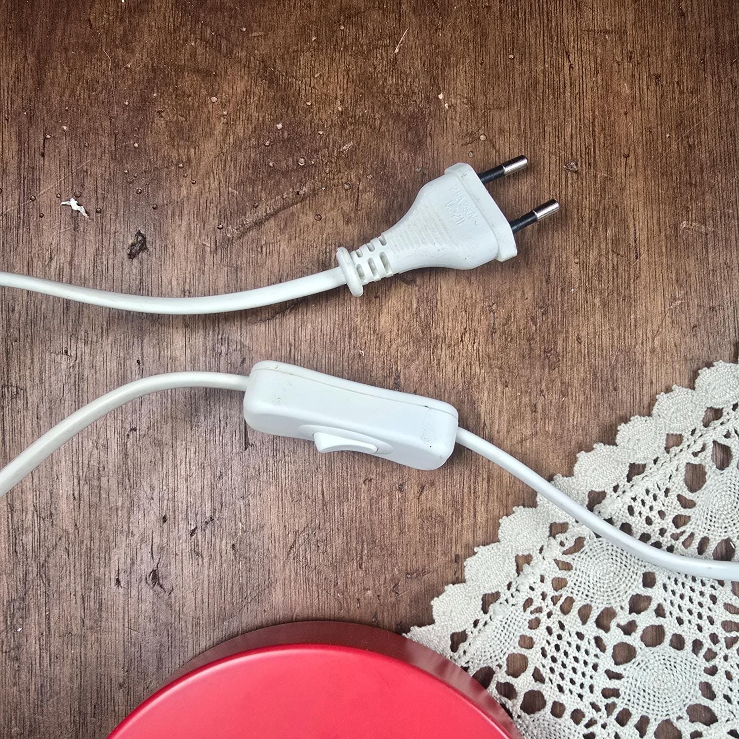 Lampe de bureau IKEA Kvart rouge, design Hagberg, zoom sur l'interrupteur et la prise