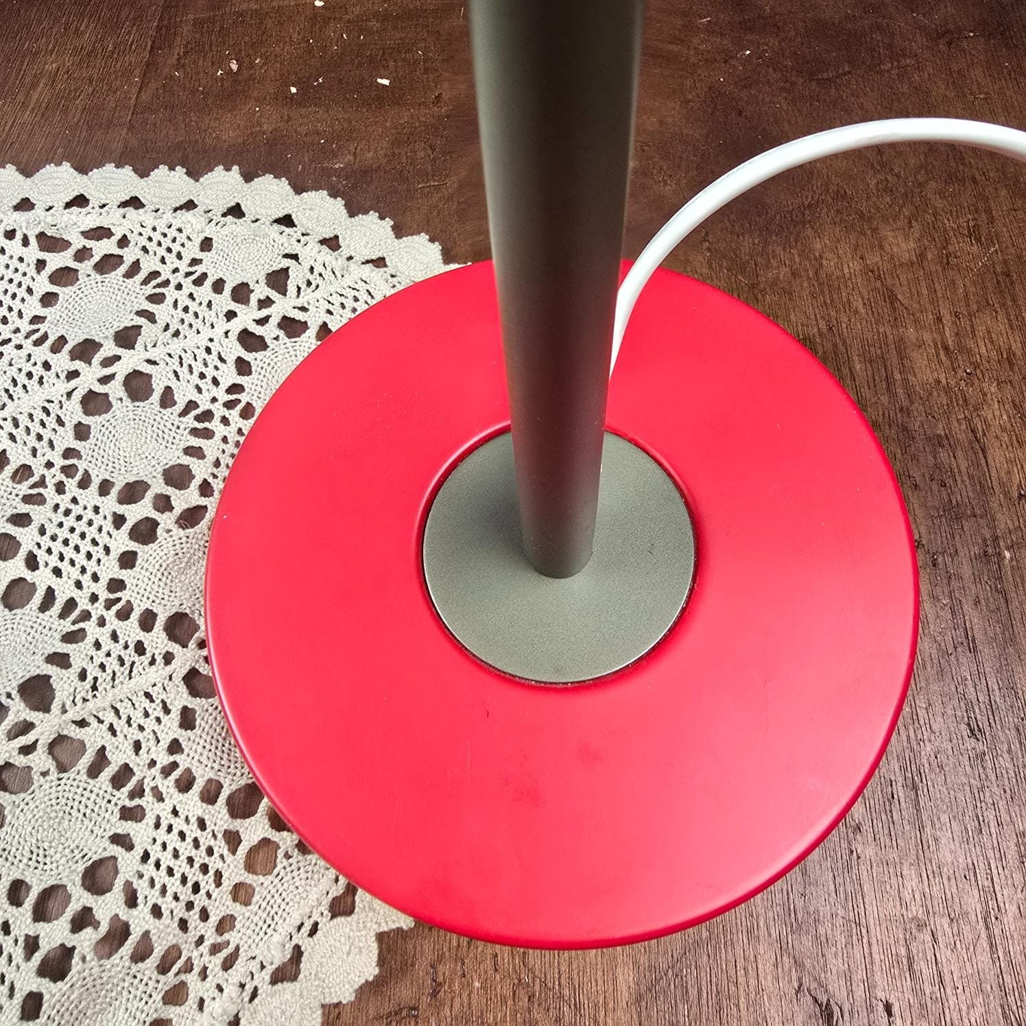 Lampe de bureau IKEA Kvart rouge, design Hagberg, vue rapprochée du pied