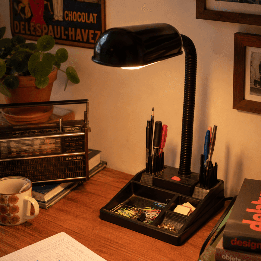 Lampe de bureau vintage Brilliant, socle organiseur intégré – Années 80, mise en situation sur un bureau vintage